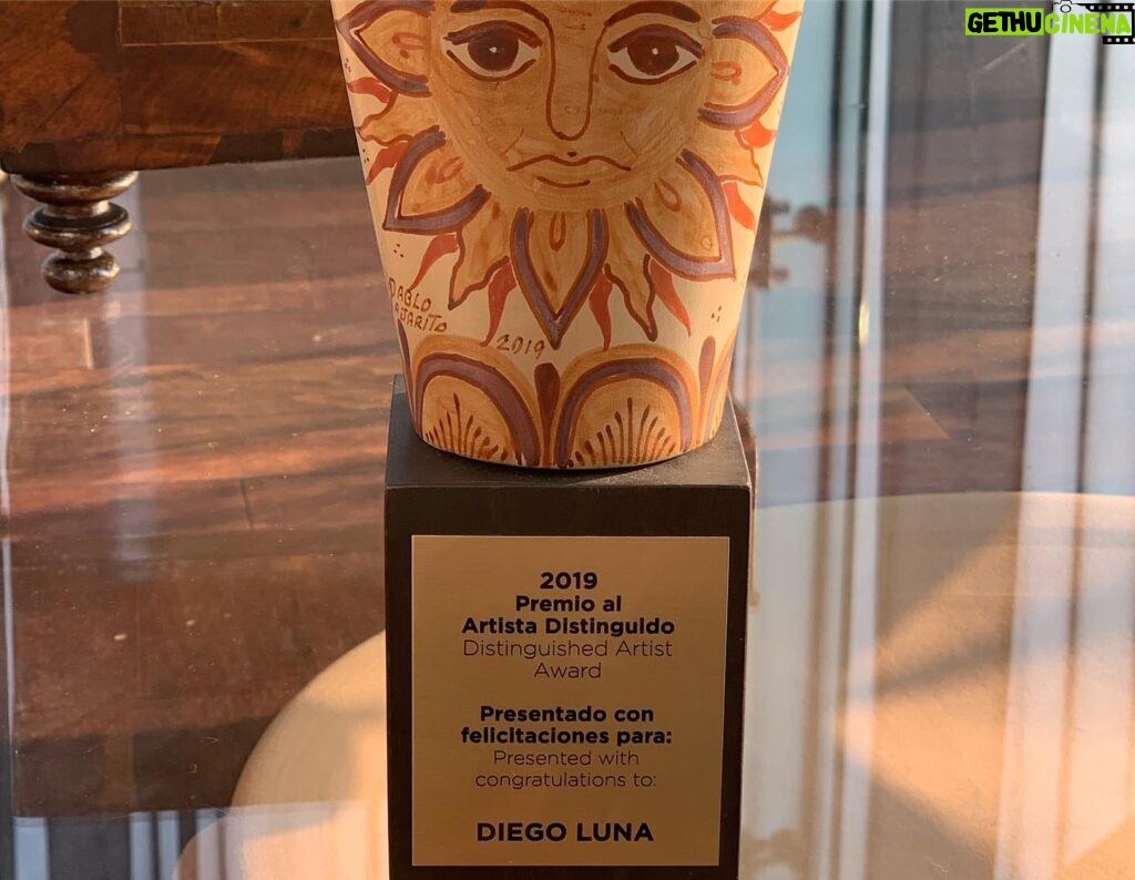 Diego Luna Instagram - Mi padre me enseñó a ver teatro, años más tarde me dejó hacerlo y siempre conté con su apoyo. Ayer fue muy conmovedor recibir un premio que #ISPA le dió a él hace 13 años. Gracias #ISPAGDL19 por hacerme parte de este encuentro sobre artes escénicas. Y gracias sobre todo por este reconocimiento. Nunca lo voy a olvidar.