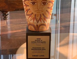 Diego Luna Instagram - Mi padre me enseñó a ver teatro, años más tarde me dejó hacerlo y siempre conté con su apoyo. Ayer fue muy conmovedor recibir un premio que #ISPA le dió a él hace 13 años. Gracias #ISPAGDL19 por hacerme parte de este encuentro sobre artes escénicas. Y gracias sobre todo por este reconocimiento. Nunca lo voy a olvidar.