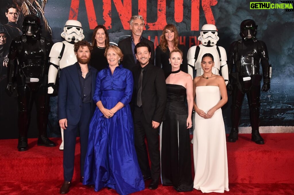 Diego Luna Instagram - Gran noche!!! #Andor The best team ever, soo lucky to be part of this family and so proud for our show!!!