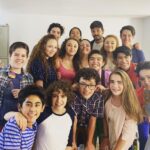 Diego Luna Instagram - Aquí con el elenco de la obra “A los 13”. Felicidades a todxs!! Que maravilla verte en el escenario querida Jesusa!! Los domingos a medio día en el Teatro Libanés, vayan con sus hijxs.