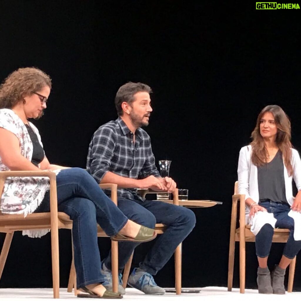 Diego Luna Instagram - Great conversation at #stevejobstheater !! Thanks for having me!!! And thanks for listening about our NGO @eldiadespuesmx