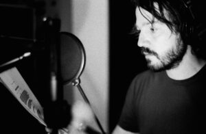 Diego Luna Instagram - #LaAdvertencia es una serie documental coproducida por @corrientegolfo y @antifazpolitica!! Ya está disponible en todas las plataformas!!!
Ojalá puedan escucharla.