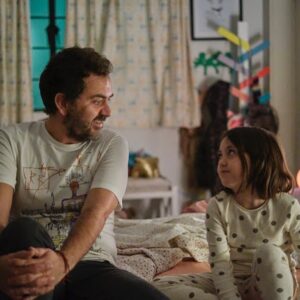 Diego Luna Instagram - Que alegría encontrarme con tantos mensajes tan chidos sobre #TodoVaAEstarBien, cada que leo un piropo para la serie pienso en los actores y las actrices que tuve la fortuna de dirigir, quiero agradecer por aquí a todo el reparto, gran experiencia trabajar con ustedes, verles construir personajes complejos y entrañables, se aseguraron de significar cada momento, de no rehuirle a las contradicciones y los contrastes de sus personajes, imperfectos siempre, interesantes. No estuvo fácil pero a ustedes parecía no importarles, una delicia ser testigo de sus procesos, su energía nos mantuvo a flote, una verdadera fortuna. No pudimos reunirnos y festejar, abrazarnos como la experiencia merece y decirnos cosas bonitas chingao, pero va por aquí todo mi cariño y reconocimiento. Gracias infinitas: @soyluciauribe, @flaviomedinal, @isavazquezoficial, @merceditas1970, @ursulapruneda, @pierrelouis88, @maurisaac, @palomawoolrich, @frutttth, @silveriopalaciosmontes, Vero Langer, Carmen Beato, @hernandelriego, Pia Laborde, @albertolomnitz, Manuel Cruz, Tere Sanchez, Antonio Zuñiga, Maruza Cinta, Monica Bejarano, Diego Jáuregui, Verónica Terán, @hectorkotsi, @sanchezparra, @alejandraleytv, Edwarda Gurrola, se que me faltan muchas personas, pero va el mensaje para todes, un placer haber colaborado con ustedes.