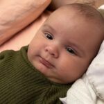 Dinah Moraes Instagram - “Depois que faz três meses só quer dormir na hora que quer!” Rapaz pois não é que é mesmo! Obs: na última foto o sono veio…pera