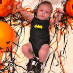 Dinah Moraes Instagram - Dois meses do meu Henry Lucca! Nosso pequeno Batman faz dois meses hoje e junto com ele sua amiga Melrislania de Batgirl. Todos os meses para comemorar o mesversário ao invés de festinha vou postar uma fotinha com cada cachorro que eu tenho ( são 08) como Henry é muito pequeno escolhemos a Melrislania por ela ser mais calma pra fazer foto, nossa pug foi adotada e venceu um câncer recentemente. Muita saúde para os dois! #halloweendoHenry #mesversario