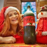 Dinah Moraes Instagram - Esse ano a magia do Natal está no ar! Fale nos comentários onde você vai passar esse natal! Não se esqueça de deixar seu Natal mais incrível com Coca-Cola! #natalcocacola #AMagiaAcontece