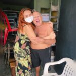 Dinah Moraes Instagram - Hoje é o aniversário de uma pessoa que eu amo muito, o nome dele é Joaquim. Conheci ele quando fui morar perto da bodega dele, eu sempre ia comprar lá. No começo ele não gostava de mim, ficava de cara emburrada com meu jeito humorista de ser. Com o tempo fui conquistando seu coração e percebendo que ele era emburrado porque estava com depressao 😔 vocês sabiam que muitos idosos sofrem desse mal? Comecei a colocar ele nos meus vídeos e isso foi motivando a vida dele, as pessoas iam na bodega dele tirar foto, abraçar, deixar um carinho. Isso foi importante para que ele se sentisse pertencente à família que criei, que são meus amigos e vocês que me seguem. Eu adoraria poder fazer o mesmo pela minha vó, adoraria poder abraçar ela e dizer o quanto ela é pertencente à tudo que há de bom. Infelizmente eu não posso mais fazer isso por ela, mas cuido do sr Joaquim como se fosse dela, ou do meu avô que eu também amava muito! Os idosos tem muito a nos ensinar, eles tem a sabedoria da vida a seu favor. Sr Joaquim é muito teimoso (coisa de idoso) ele muitas vezes está passando por dificuldades e não me diz nada, aí vou lá e coloco em uma caixinha de remédios um dinheirinho pra ele, quando saio no carro vejo pelo meu retrovisor ele abrindo a caixinha e chorando. Ele pensa que me deve alguma coisa, mas na verdade sou eu quem devo a ele, sou eternamente grata por tudo que já aprendi ouvindo suas histórias de vida. Espero que ele viva muitos anos ainda, e continue fofocando bastante! Meu Quimquim (como eu carinhosamente chamo ele) te amo e vou continuar cuidando de você! Feliz aniversário e que papai do céu te proteja e te dê saúde! Te amo ❤️