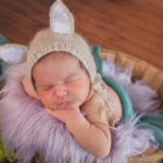 Dinah Moraes Instagram - Hoje meu bebê está fazendo um mês de vida, e não fizemos mesversário para você porque todos os dias comemoramos sua vida aqui fora. Quando temos um segundo filho achamos que já sabemos de tudo, com a sua chegada eu percebi que ainda tenho muitas coisas para aprender. Agradeço a Deus por sua vida, por você ter nascido saudável e cheio de vida. Te amo Henry Lucca! Feliz 1 mês! 🩵