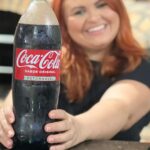 Dinah Moraes Instagram - Meu povo Coca-Cola Retornável combina com tudo, sempre tem um ponto de troca próximo e é muito fácil fazer a troca: é só levar uma garrafa vazia e você troca por uma cheia pagando apenas o líquido! E ai, vocês já sabiam? E ai vamos usar essa estratégia economica e que ajuda na preservação do meio ambiente? @cocacola_br #cocacola #cocacolaretornavel #UmaReceitaMagica #publi”