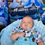 Dinah Moraes Instagram - 03 meses do Henry! As mudanças já são notáveis no nosso pequeno príncipe, ele já está entendendo muitas coisas e cada dia mais se desenvolve. Como falei pra vocês que a cada mesversário dele eu ia postar com um dos meus 8 cães, hoje foi o dia da preta, nossa cadelinha mais velhinha ela já tem 9 anos e foi adotada pelo meu marido, a preta é viciada em ar condicionado e adora seus passeios matinais. Ela sofreu um atropelamento e meu marido pegou ela pra cuidar dos ferimentos, desde então ela nunca mais foi embora. Ela ama ficar perto do Henry. 🩵 Amamos vocês!