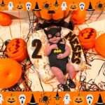 Dinah Moraes Instagram - Dois meses do meu Henry Lucca! Nosso pequeno Batman faz dois meses hoje e junto com ele sua amiga Melrislania de Batgirl. Todos os meses para comemorar o mesversário ao invés de festinha vou postar uma fotinha com cada cachorro que eu tenho ( são 08) como Henry é muito pequeno escolhemos a Melrislania por ela ser mais calma pra fazer foto, nossa pug foi adotada e venceu um câncer recentemente. Muita saúde para os dois! #halloweendoHenry #mesversario