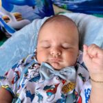 Dinah Moraes Instagram - 03 meses do Henry! As mudanças já são notáveis no nosso pequeno príncipe, ele já está entendendo muitas coisas e cada dia mais se desenvolve. Como falei pra vocês que a cada mesversário dele eu ia postar com um dos meus 8 cães, hoje foi o dia da preta, nossa cadelinha mais velhinha ela já tem 9 anos e foi adotada pelo meu marido, a preta é viciada em ar condicionado e adora seus passeios matinais. Ela sofreu um atropelamento e meu marido pegou ela pra cuidar dos ferimentos, desde então ela nunca mais foi embora. Ela ama ficar perto do Henry. 🩵 Amamos vocês!