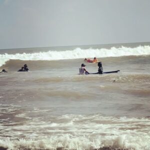 Dita Fakhrana Instagram - INSTAGRAM VS REALITY 🥹
Kaya anak lagi main gonggong di pinggir pantai 🥹
Si semuanya di coba 😂
Maap ya bener” baru coba surfing ini 🥹