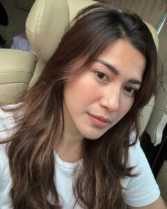 Dita Fakhrana Instagram - Ternyata filter membuat dagu aku lebih panjang dan tirus, hidung aku lebih lurus (ga ada jegluggannya) 😅 Ternyata filter sejahat itu , seperti dunia sosmed 🫢