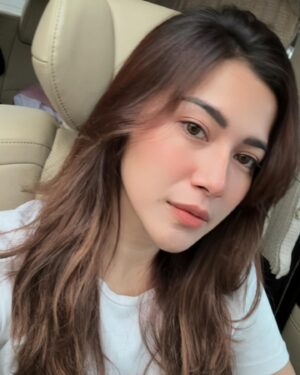 Dita Fakhrana Instagram - Ternyata filter membuat dagu aku lebih panjang dan tirus, hidung aku lebih lurus (ga ada jegluggannya) 😅 
Ternyata filter sejahat itu , seperti dunia sosmed 🫢