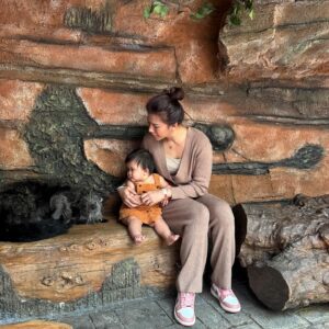 Dita Fakhrana Instagram - 👩🏻 “Jangan di jambak ya nak, nanti dia bangun”

Dalam hati berdoa supaya bocil jgn sampe ngejambak nih binturong 😅
