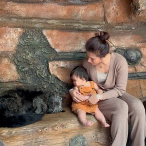 Dita Fakhrana Instagram - 👩🏻 “Jangan di jambak ya nak, nanti dia bangun”

Dalam hati berdoa supaya bocil jgn sampe ngejambak nih binturong 😅