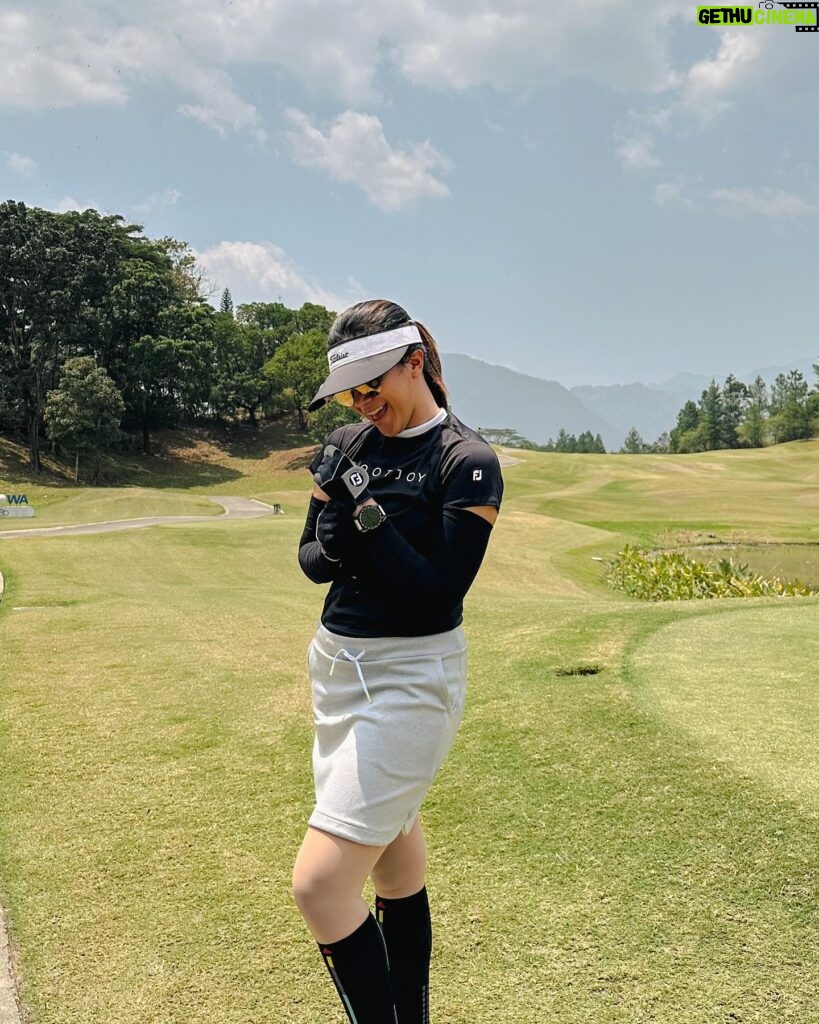 Dita Fakhrana Instagram - Vitamin golf 🩵🩷 @footjoy.indonesia @widugolf #akuanaktitleist #teamtitleistindonesia