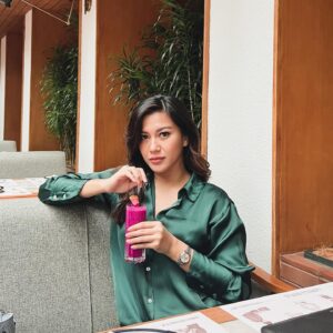 Dita Fakhrana Instagram - Daddy don’t know mommy getting hot, get her bill to drop 😂