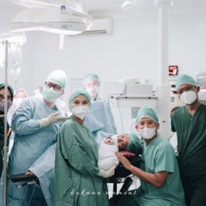 Dita Fakhrana Instagram - When two, Became three 🤍
We are just growing and changing into something deeper 🤍

And thank you so much for the team of @dr_santoso , Dr. Harun & Dr. Oki 🙏🏼