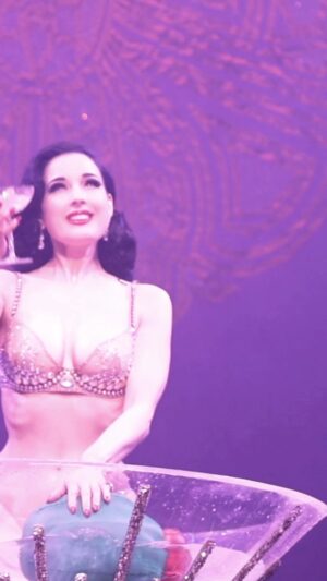 Dita Von Teese Instagram - Countdown to New Year’s Eve! 
Doors 9pm
Showtime 10:00 
The show ends with a countdown to midnight with confetti and streamers blasted over the opulent @orpheumtheatrela 🎊

Go to Ticketmaster or dita.net/shows for the last remaining seats✨🎟️

🎥 2018 #stripteesenye #artoftheteese #Glamonatrix #stripstriphooray