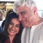 Divya Dutta Instagram – #worldpoetryday ..jinke lafzon ki mureed… #javed saab.#gulzar saab..

And mera lafzon ko pirone ka tarruf karaya ma #nalinidutta  aur bhai..@drrahulsdutta ne..
To all those who weavevtheir magic with words..#happy #internationalpoetry day