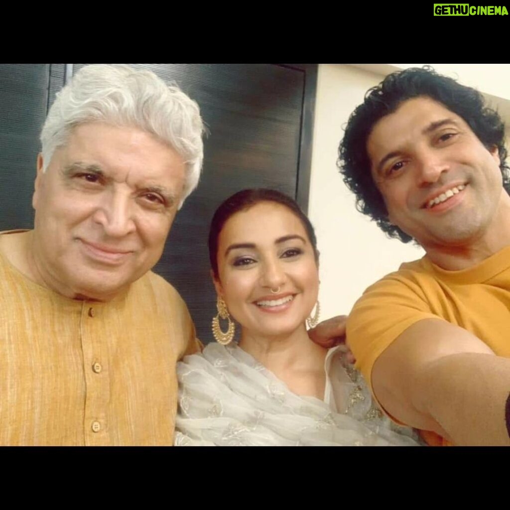 Divya Dutta Instagram - Janamdin mubarak.Javed saab.@javedjaduofficial ..shukriya ,for the magical world you create with your words..for your movies, songs , poetry that stay in our hearts forever and that wit that is unmatched!! I have been honored to collect these moments as some of my finest.. happy bday ..and much love.