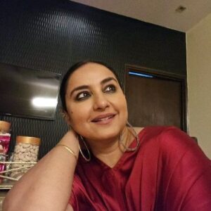 Divya Dutta Instagram - Jab aap jaldi tayyar hokar party pe jaane ke liye baakiyon ka intezaar karte hain
.