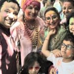 Divya Dutta Instagram – Its not complete without being here!!! Happiest holi..with @javedjaduofficial @azmishabana18 @babaazmi @tanveazmi .( the most gracious hosts)
Family and friends… colours with my loved ones!!!!
Happy holi you all!!.