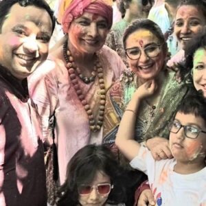 Divya Dutta Instagram - Its not complete without being here!!! Happiest holi..with @javedjaduofficial @azmishabana18 @babaazmi @tanveazmi .( the most gracious hosts)
Family and friends... colours with my loved ones!!!!
Happy holi you all!!.
