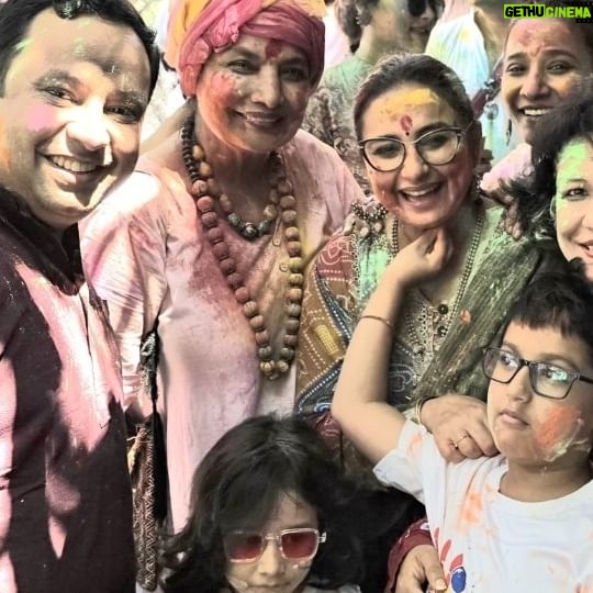 Divya Dutta Instagram - Its not complete without being here!!! Happiest holi..with @javedjaduofficial @azmishabana18 @babaazmi @tanveazmi .( the most gracious hosts) Family and friends... colours with my loved ones!!!! Happy holi you all!!.