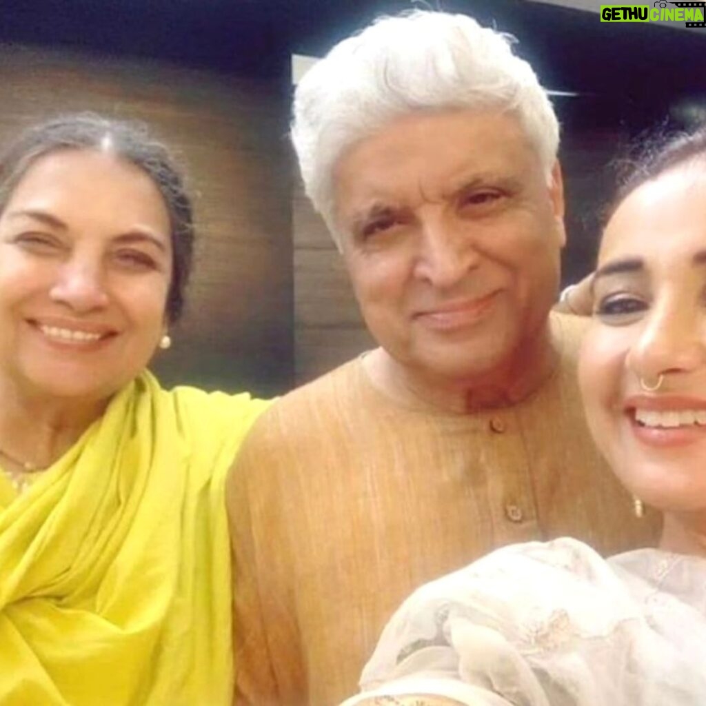 Divya Dutta Instagram - Janamdin mubarak.Javed saab.@javedjaduofficial ..shukriya ,for the magical world you create with your words..for your movies, songs , poetry that stay in our hearts forever and that wit that is unmatched!! I have been honored to collect these moments as some of my finest.. happy bday ..and much love.