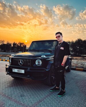 Dmitriy Maslennikov Instagram - Сколько крупных тачек я водил… Urusы, Роверы, Бэхи… но каждый раз убеждаюсь, что гелик самый топ! Взял покататься в Дубае и снова это осознал… уже раз 5 брал в аренду его, но жаба душит такие деньги отдавать за тачку… что думаете? Напишите в комментариях, стоит его брать или нет, а то мой старый Гелик уже давно продан😔 @themanwithcarss вы же понимаете, что я вам этого красавца с фото, возможно, не верну😜