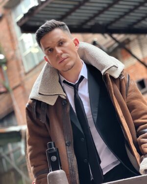 Dmitriy Maslennikov Instagram - Кто бы мог подумать, что заброшки, по которым мы носились в детстве, станут частью моей жизни и помогут вырастить канал до 13 миллионов подписчиков? Помню свой первый поход на заброшку - шарахался от каждого шороха и еле терпел темноту. Эти локации стали фирменной фишкой моего блога, так же как и сейчас моей визитной карточкой стал аромат от @antoniobanderas. Аромат, который напоминает мне о преодолении и последующем успехе - это новый The Icon The Perfume. Еще интенсивнее и мужественнее туалетной воды The Icon.
А какой аромат отражает вас и ваше стремление к успеху?

 #TheIconAttitude #TheIconThePerfume #AntonioBanderasPerfumes