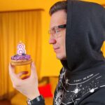 Dmitriy Maslennikov Instagram - Сегодня я понял, что мы пропустили День Рождения канала… 9 марта исполнилось 8 лет! 8!!! Моей блогерской деятельности… честно, цифра пугает, так как она уже достаточно внушительна😎 за этот период многое поменялось… жизнь стала другой, контент изменился. Мы стараемся делать видео масштабнее и круче, радуя вас чем-то необычным и Новым! Спасибо, что смотрите нас ❤️ Дальше - больше, если даже заблочат ютубчик (что не хотелось бы)😂