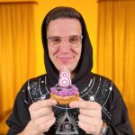 Dmitriy Maslennikov Instagram - Сегодня я понял, что мы пропустили День Рождения канала… 9 марта исполнилось 8 лет! 8!!! Моей блогерской деятельности… честно, цифра пугает, так как она уже достаточно внушительна😎 за этот период многое поменялось… жизнь стала другой, контент изменился. Мы стараемся делать видео масштабнее и круче, радуя вас чем-то необычным и Новым! Спасибо, что смотрите нас ❤️ Дальше - больше, если даже заблочат ютубчик (что не хотелось бы)😂