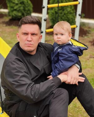 Dmitriy Maslennikov Instagram - Похож?❤️ это Ромка😎