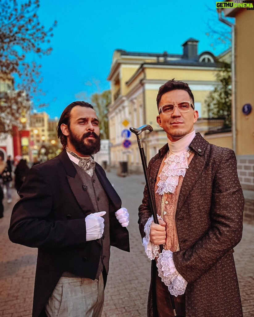 Dmitriy Maslennikov Instagram - Когда у нас с @nikita_sudar вся одежда оказалась в стирке и пришлось выкручиваться😂 чисто в домашнем луке вышли совершить променад по бульварке 🤣