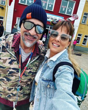 Doğa Rutkay Instagram - Çağdaş
adil
özgür
üreten
konuşan
parlayan
hak hukuk adaletten tarafa
emekten haktan yana
kavga etmeyen
barışçıl ve şefkat dolu
çocukların güldüğü
kadınların yaşadığı
hayvanların korunduğu
evlatlarımızın ufkunu açan
onlara umut veren
geleceği endişeyle değil
çoşkuyla bekleyen
bir ülke için!
Oyumuzu verdik🌾💫