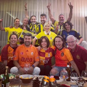 Doğa Rutkay Instagram - Seneler seneler evveldi…
Galatasaray&Fenerbahçe derbilerini birlikte izlemeye karar verdik…
Çok eski dostlarız biz.
Tarihinizi anlat desen günler yetmez, tuttuuğumuz takımlar gibi aşkımız ilelebet!
İşte o unutulmaz derbi akşamlarımdan biriydi bu!
Talih bu sefer bizim yüzümüze güldü! @galatasaray ♥️💛
Ancak güzel olan ; rekabete rağmen bırakmadığımız dostluğumuzdu!
Spor kardeşliktir, futbol efendiliktir🫶🏻
Hoş aralarda pisleştiğimizde oldu🤓
İyi ki varsın Gs!
İyi ki varsın Fb!
Gerisi yalan , falan filan….