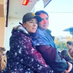 Doğa Rutkay Instagram - Tek bir çağrıyla , sosyal medyanın , takipçilerimizin nimetini gördüm bugün… Esra! Beni seninle buluşturan tüm güzel insanlara teşekkürler! Kısacık bir zamanda kapılarını açan @miskfloralcafe Hazal’ım! @hazalsenn sen olmasan eksik kalırdık! Çağrıma çağrımıza hemen koşan sizler.. Bunca yıl birlikte yürüdüğümüz markalarımız… Ne desem eksik kalacak. Yutkunarak yazıyorum bunları inanın, kalbiniz hiç incinmesin. Beni görünce sarılan, evden oyuncağını sarıp getirmiş güzel evlatlar, asıl ben sizi seviyorum. içimizdeki insanlığa tutunduk bugün. çünkü bizi yaşatacak tek şey bu. sahip olmadığı halde vermeye çalışan insana tutunmaya çalışıyoruz. başımıza gelen tüm kötülüklere karşı, insanın mayasındaki iyiye tutunmaya çalışıyoruz. ve bugün işte tam da böyle bir gündü. dualarımdasınız güzel insanlar… milyonlarca şükran doluyum çağrımı duyanlara… belki bu akşam ilk kez başımızı yastığa koyacağız. sayenizde! sayenizde! Tırlarımız yola çıktı. Allah yolunuzu açık etsin… Varınca haber et Esra! Bir nebze de olsa gülecek olan evlatlara sarıl… Oh be dünya varmış demelerine sebep olan herkese teşekkürler. @ohbedunyavarmisdernegi @1dunyaesra 🙏🏼🙏🏼