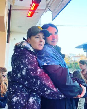 Doğa Rutkay Instagram - Tek bir çağrıyla , sosyal medyanın , takipçilerimizin nimetini gördüm bugün…
Esra! Beni seninle buluşturan tüm güzel insanlara teşekkürler!
Kısacık bir zamanda kapılarını açan @miskfloralcafe Hazal’ım! 
@hazalsenn sen olmasan eksik kalırdık!
Çağrıma çağrımıza hemen koşan sizler..
Bunca yıl birlikte yürüdüğümüz markalarımız…
Ne desem eksik kalacak.
Yutkunarak yazıyorum bunları inanın, kalbiniz hiç incinmesin.
Beni görünce sarılan, evden oyuncağını sarıp getirmiş güzel evlatlar, asıl ben sizi seviyorum.
içimizdeki insanlığa tutunduk bugün.
çünkü bizi yaşatacak tek şey bu.
sahip olmadığı halde vermeye çalışan insana tutunmaya çalışıyoruz.
başımıza gelen tüm kötülüklere karşı, insanın mayasındaki iyiye tutunmaya çalışıyoruz.
ve bugün işte tam da böyle bir gündü.
dualarımdasınız güzel insanlar…
milyonlarca şükran doluyum çağrımı duyanlara…
belki bu akşam ilk kez başımızı yastığa koyacağız.
sayenizde!
sayenizde!
Tırlarımız yola çıktı.
Allah yolunuzu açık etsin…
Varınca haber et Esra!
Bir nebze de olsa gülecek olan evlatlara sarıl…
Oh be dünya varmış demelerine sebep olan herkese teşekkürler.
@ohbedunyavarmisdernegi 
@1dunyaesra 
🙏🏼🙏🏼