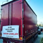 Doğa Rutkay Instagram - Tek bir çağrıyla , sosyal medyanın , takipçilerimizin nimetini gördüm bugün… Esra! Beni seninle buluşturan tüm güzel insanlara teşekkürler! Kısacık bir zamanda kapılarını açan @miskfloralcafe Hazal’ım! @hazalsenn sen olmasan eksik kalırdık! Çağrıma çağrımıza hemen koşan sizler.. Bunca yıl birlikte yürüdüğümüz markalarımız… Ne desem eksik kalacak. Yutkunarak yazıyorum bunları inanın, kalbiniz hiç incinmesin. Beni görünce sarılan, evden oyuncağını sarıp getirmiş güzel evlatlar, asıl ben sizi seviyorum. içimizdeki insanlığa tutunduk bugün. çünkü bizi yaşatacak tek şey bu. sahip olmadığı halde vermeye çalışan insana tutunmaya çalışıyoruz. başımıza gelen tüm kötülüklere karşı, insanın mayasındaki iyiye tutunmaya çalışıyoruz. ve bugün işte tam da böyle bir gündü. dualarımdasınız güzel insanlar… milyonlarca şükran doluyum çağrımı duyanlara… belki bu akşam ilk kez başımızı yastığa koyacağız. sayenizde! sayenizde! Tırlarımız yola çıktı. Allah yolunuzu açık etsin… Varınca haber et Esra! Bir nebze de olsa gülecek olan evlatlara sarıl… Oh be dünya varmış demelerine sebep olan herkese teşekkürler. @ohbedunyavarmisdernegi @1dunyaesra 🙏🏼🙏🏼
