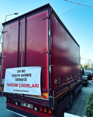 Doğa Rutkay Instagram - Tek bir çağrıyla , sosyal medyanın , takipçilerimizin nimetini gördüm bugün…
Esra! Beni seninle buluşturan tüm güzel insanlara teşekkürler!
Kısacık bir zamanda kapılarını açan @miskfloralcafe Hazal’ım! 
@hazalsenn sen olmasan eksik kalırdık!
Çağrıma çağrımıza hemen koşan sizler..
Bunca yıl birlikte yürüdüğümüz markalarımız…
Ne desem eksik kalacak.
Yutkunarak yazıyorum bunları inanın, kalbiniz hiç incinmesin.
Beni görünce sarılan, evden oyuncağını sarıp getirmiş güzel evlatlar, asıl ben sizi seviyorum.
içimizdeki insanlığa tutunduk bugün.
çünkü bizi yaşatacak tek şey bu.
sahip olmadığı halde vermeye çalışan insana tutunmaya çalışıyoruz.
başımıza gelen tüm kötülüklere karşı, insanın mayasındaki iyiye tutunmaya çalışıyoruz.
ve bugün işte tam da böyle bir gündü.
dualarımdasınız güzel insanlar…
milyonlarca şükran doluyum çağrımı duyanlara…
belki bu akşam ilk kez başımızı yastığa koyacağız.
sayenizde!
sayenizde!
Tırlarımız yola çıktı.
Allah yolunuzu açık etsin…
Varınca haber et Esra!
Bir nebze de olsa gülecek olan evlatlara sarıl…
Oh be dünya varmış demelerine sebep olan herkese teşekkürler.
@ohbedunyavarmisdernegi 
@1dunyaesra 
🙏🏼🙏🏼