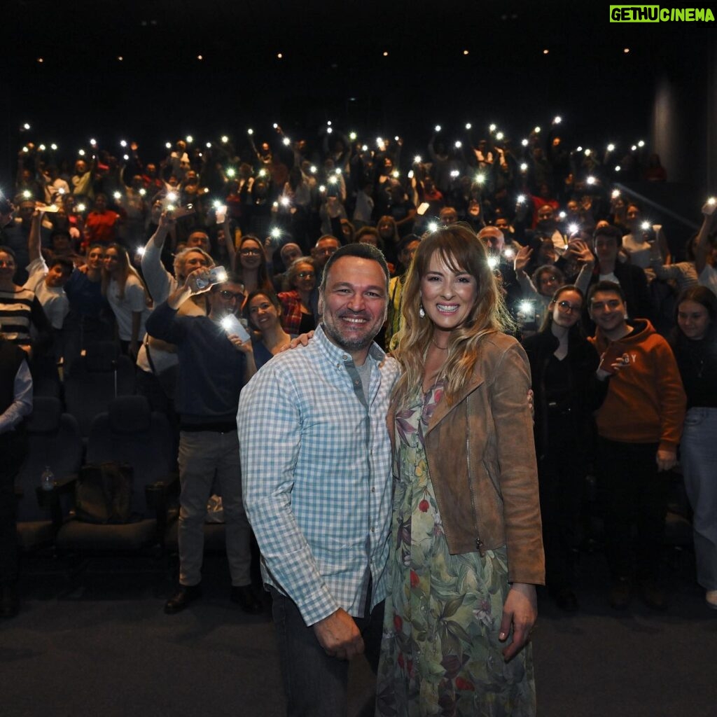 Doğa Rutkay Instagram - Teşekkürler İzmir 🙏🏼♥️ Günüm, haftam güzelleşti … Sizlerle birlikte olmak ve filmimizi birlikte izlemek unutulmaz bir anı oldu… Ayaklarınıza sağlık iyi ki geldiniz🧿💐 #havamuhalefeti @bkmonline @saltandpepperproject iyi ki varsınız🫶🏻 @alisunal