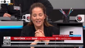 Doğa Rutkay Instagram - Unutulmaz bir akşamdı.
#TürkiyeTekYürek dedik ve onlarca meslek dostları biraraya geldik.
Yayında yapımda emeği geçen herkese teşekkürler.
Tüm medya kuruluşlarımıza ve yöneticilerimize teşekkürler.
Aksaklık olmadan emek veren tüm ekran arkası emekçilere teşekkürler.
Baktığım telefonlarda görüştüğüm vatandaşlarımızın kulağıma söylediklerini bir bilseniz… Kalbiniz umutla dolardı.
Koca bir milletin, hele ki küçücük çocukların açtığı kumbaraları, annesinin yüzüğünü satıp bağış yapan, dializ hastası bir amcamın ilaç parasını bağışlması daha hangi birini anlatsam..
Yüreğimde taşıdığım o sözleri beni yaşama bağladı.
İlgiyle paylaşılan bu video kesitinde vatandaşımızın güzel sözlerini aktarmak bana nasip oldu.
İyi ki varsınız…
Ülkemizin başısağolsun.
Yaraları sarabilmemiz dileğiyle.