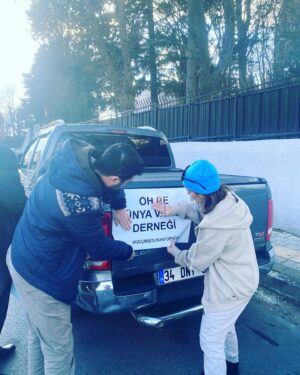 Doğa Rutkay Instagram - Tek bir çağrıyla , sosyal medyanın , takipçilerimizin nimetini gördüm bugün…
Esra! Beni seninle buluşturan tüm güzel insanlara teşekkürler!
Kısacık bir zamanda kapılarını açan @miskfloralcafe Hazal’ım! 
@hazalsenn sen olmasan eksik kalırdık!
Çağrıma çağrımıza hemen koşan sizler..
Bunca yıl birlikte yürüdüğümüz markalarımız…
Ne desem eksik kalacak.
Yutkunarak yazıyorum bunları inanın, kalbiniz hiç incinmesin.
Beni görünce sarılan, evden oyuncağını sarıp getirmiş güzel evlatlar, asıl ben sizi seviyorum.
içimizdeki insanlığa tutunduk bugün.
çünkü bizi yaşatacak tek şey bu.
sahip olmadığı halde vermeye çalışan insana tutunmaya çalışıyoruz.
başımıza gelen tüm kötülüklere karşı, insanın mayasındaki iyiye tutunmaya çalışıyoruz.
ve bugün işte tam da böyle bir gündü.
dualarımdasınız güzel insanlar…
milyonlarca şükran doluyum çağrımı duyanlara…
belki bu akşam ilk kez başımızı yastığa koyacağız.
sayenizde!
sayenizde!
Tırlarımız yola çıktı.
Allah yolunuzu açık etsin…
Varınca haber et Esra!
Bir nebze de olsa gülecek olan evlatlara sarıl…
Oh be dünya varmış demelerine sebep olan herkese teşekkürler.
@ohbedunyavarmisdernegi 
@1dunyaesra 
🙏🏼🙏🏼