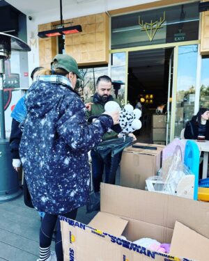 Doğa Rutkay Instagram - Tek bir çağrıyla , sosyal medyanın , takipçilerimizin nimetini gördüm bugün…
Esra! Beni seninle buluşturan tüm güzel insanlara teşekkürler!
Kısacık bir zamanda kapılarını açan @miskfloralcafe Hazal’ım! 
@hazalsenn sen olmasan eksik kalırdık!
Çağrıma çağrımıza hemen koşan sizler..
Bunca yıl birlikte yürüdüğümüz markalarımız…
Ne desem eksik kalacak.
Yutkunarak yazıyorum bunları inanın, kalbiniz hiç incinmesin.
Beni görünce sarılan, evden oyuncağını sarıp getirmiş güzel evlatlar, asıl ben sizi seviyorum.
içimizdeki insanlığa tutunduk bugün.
çünkü bizi yaşatacak tek şey bu.
sahip olmadığı halde vermeye çalışan insana tutunmaya çalışıyoruz.
başımıza gelen tüm kötülüklere karşı, insanın mayasındaki iyiye tutunmaya çalışıyoruz.
ve bugün işte tam da böyle bir gündü.
dualarımdasınız güzel insanlar…
milyonlarca şükran doluyum çağrımı duyanlara…
belki bu akşam ilk kez başımızı yastığa koyacağız.
sayenizde!
sayenizde!
Tırlarımız yola çıktı.
Allah yolunuzu açık etsin…
Varınca haber et Esra!
Bir nebze de olsa gülecek olan evlatlara sarıl…
Oh be dünya varmış demelerine sebep olan herkese teşekkürler.
@ohbedunyavarmisdernegi 
@1dunyaesra 
🙏🏼🙏🏼