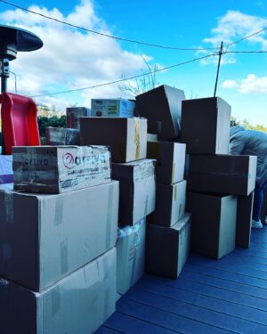 Doğa Rutkay Instagram - Tek bir çağrıyla , sosyal medyanın , takipçilerimizin nimetini gördüm bugün…
Esra! Beni seninle buluşturan tüm güzel insanlara teşekkürler!
Kısacık bir zamanda kapılarını açan @miskfloralcafe Hazal’ım! 
@hazalsenn sen olmasan eksik kalırdık!
Çağrıma çağrımıza hemen koşan sizler..
Bunca yıl birlikte yürüdüğümüz markalarımız…
Ne desem eksik kalacak.
Yutkunarak yazıyorum bunları inanın, kalbiniz hiç incinmesin.
Beni görünce sarılan, evden oyuncağını sarıp getirmiş güzel evlatlar, asıl ben sizi seviyorum.
içimizdeki insanlığa tutunduk bugün.
çünkü bizi yaşatacak tek şey bu.
sahip olmadığı halde vermeye çalışan insana tutunmaya çalışıyoruz.
başımıza gelen tüm kötülüklere karşı, insanın mayasındaki iyiye tutunmaya çalışıyoruz.
ve bugün işte tam da böyle bir gündü.
dualarımdasınız güzel insanlar…
milyonlarca şükran doluyum çağrımı duyanlara…
belki bu akşam ilk kez başımızı yastığa koyacağız.
sayenizde!
sayenizde!
Tırlarımız yola çıktı.
Allah yolunuzu açık etsin…
Varınca haber et Esra!
Bir nebze de olsa gülecek olan evlatlara sarıl…
Oh be dünya varmış demelerine sebep olan herkese teşekkürler.
@ohbedunyavarmisdernegi 
@1dunyaesra 
🙏🏼🙏🏼