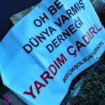 Doğa Rutkay Instagram - Tek bir çağrıyla , sosyal medyanın , takipçilerimizin nimetini gördüm bugün… Esra! Beni seninle buluşturan tüm güzel insanlara teşekkürler! Kısacık bir zamanda kapılarını açan @miskfloralcafe Hazal’ım! @hazalsenn sen olmasan eksik kalırdık! Çağrıma çağrımıza hemen koşan sizler.. Bunca yıl birlikte yürüdüğümüz markalarımız… Ne desem eksik kalacak. Yutkunarak yazıyorum bunları inanın, kalbiniz hiç incinmesin. Beni görünce sarılan, evden oyuncağını sarıp getirmiş güzel evlatlar, asıl ben sizi seviyorum. içimizdeki insanlığa tutunduk bugün. çünkü bizi yaşatacak tek şey bu. sahip olmadığı halde vermeye çalışan insana tutunmaya çalışıyoruz. başımıza gelen tüm kötülüklere karşı, insanın mayasındaki iyiye tutunmaya çalışıyoruz. ve bugün işte tam da böyle bir gündü. dualarımdasınız güzel insanlar… milyonlarca şükran doluyum çağrımı duyanlara… belki bu akşam ilk kez başımızı yastığa koyacağız. sayenizde! sayenizde! Tırlarımız yola çıktı. Allah yolunuzu açık etsin… Varınca haber et Esra! Bir nebze de olsa gülecek olan evlatlara sarıl… Oh be dünya varmış demelerine sebep olan herkese teşekkürler. @ohbedunyavarmisdernegi @1dunyaesra 🙏🏼🙏🏼